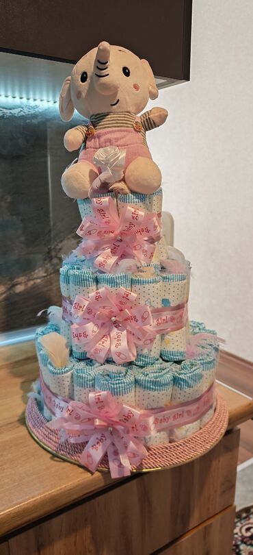 Sandıqlar: Üçmərtəbəli “diaper cake” – qız körpə üçün hədiyyə kompozisiyası