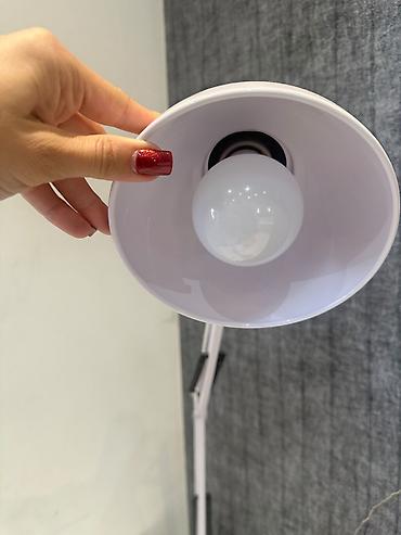 ofis stolu: Ağ rəngli iş masası və masaüstü lampası

lampa 40 Stol 190 — 2