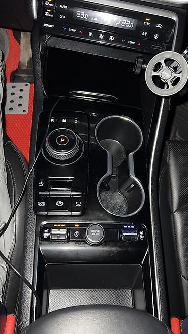 Другие детали салона: Мультимедийная система и интерьер автомобиля с современными функциями — 3