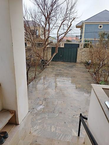 Həyət evləri və villalar: Satılır: 4 otaqlı həyət evi Xüsusiyyətlər: - Geniş zal: yemək masası — 7