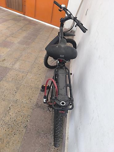 трек марлин 6: Northrock XC6 dağ velosipedi. Velosiped qara rəngdədir və şəhərdaxili — 1