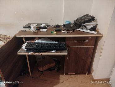 Səsgücləndiricilər, qulaqlıqlar və mikrofonlar: Komputer masası