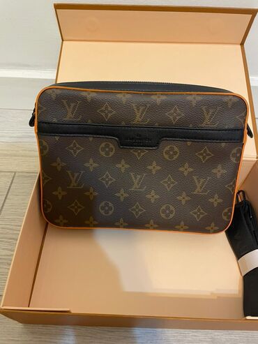 Другая мужская одежда: Сумки Louis Vuitton, отличного качества с коробкой, пильником и