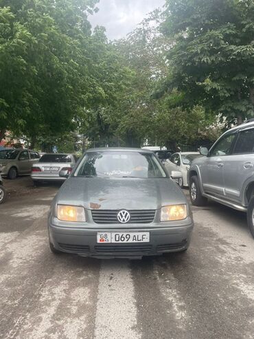 паста сидан: Volkswagen Jetta серого цвета. Автомобиль имеет кожаный салон черного
