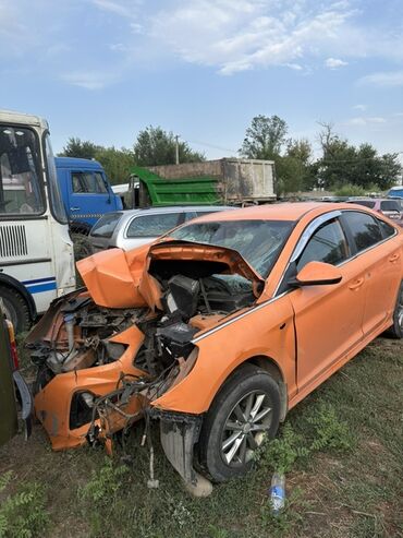 скупка авто на запчасти: Оранжевый седан с повреждениями передней части. Кузов имеет