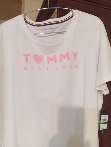 gecə köynəyi: Tommy Hilfiger brendindən çəhrayı rəngli qadın köynəyi. Qısa qolları