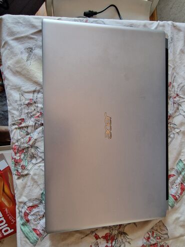 Acer: Acer laptop u srebrnoj boji, pogodan za svakodnevnu upotrebu. Tanak — 1