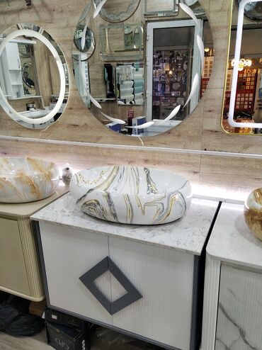 тюльпан: Oval formalı, ağ rəngli, qızılı və boz naxışlı keramika lavabo. Bu