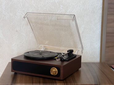 Граммофоны и патефоны: Yeni retro patefon Yenidir. Qapağında kiçik çat var. Ona görə bu