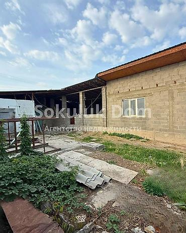 6 микрорайон: 🏠Продается дом под бизнес в с. Сокулук, от трассы 700 метров 🟡Комнаты — 2