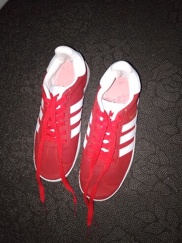 Кроссовки и спортивная обувь: Кроссовки Adidas Gazelle в красном цвете с белыми полосками. Удобная и