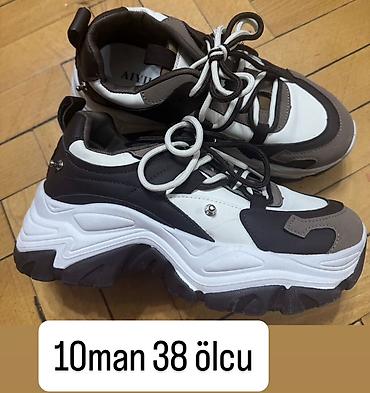 Qalın altlıqlı qadın krossovkası – 38 ölçü. - Rənglər: ağ, tünd