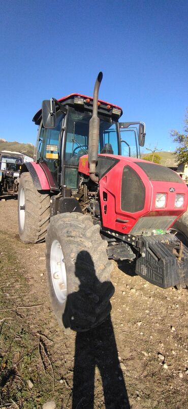 Traktorlar: Belarus 1523 traktor - Rəng: qırmızı, tam kabinli - Güclü ön çəkidə — 2