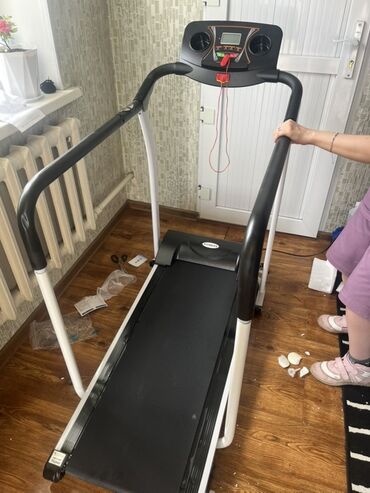 бегавое дорожка: Беговая дорожка с регулируемой скоростью и углом наклона. Оборудована