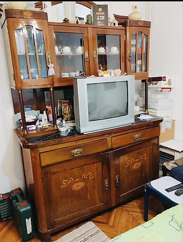 vitrine i regali: Drveni trpezarijski sto na razvlačenje i vitrina – klasičan masivni — 4