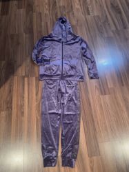 Dəstlər, kostyumlar: Vilur dest Cox gozel benovseyi rengde vilur desti. Jaket zamoklu