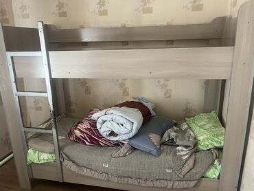 бу шифанеры: Двухъярусная кровать, выполненная в светлых тонах, идеально подойдет