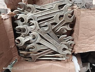 Инструменты для авто: Предлагается набор различных металлических гаечных ключей. В — 2