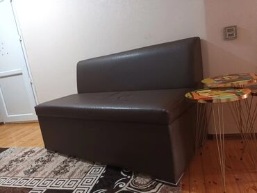 bag yellencekleri: Qəhvəyi rəngdə, dəri örtüklü, yığcam divan.50 azn Yataq otağı və ya