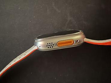 Apple Watch Ultra 1 в титановом корпусе с ярким спортивным ремешком