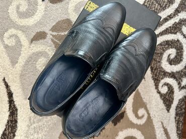 Ayaqqabılar: Klassik kisi ayaqqabisi, deridi, az geynilib, bahali ayaqqabidi,razmer — 4