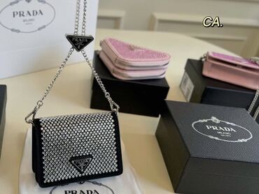 цепь серебро: Миниатюрная сумочка Prada из черной ткани, щедро украшенная стразами