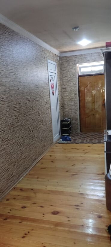 Посуточная аренда квартир: Kirayə verilən bu üç otaqlı mənzil yaşayış üçün ideal seçimdir. Geniş