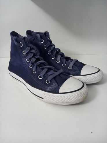 çəhrayı ayaqqabılar: Converse Chuck Taylor 
5ay evvel 93dollara alinib tam orginaldir