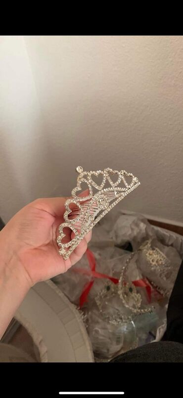 Aksesoari za kosu: Krune 
Cena 1400din — 10