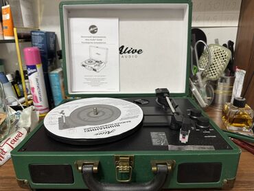 Другая аудиотехника: Портативный проигрыватель виниловых пластинок Ulive Audio в зеленом