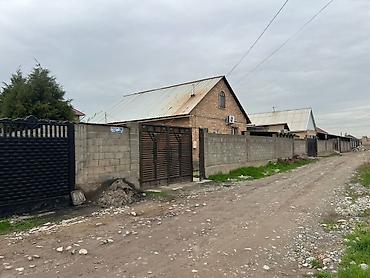 Продажа коттеджей и домов: Продается дом с просторным двором и хозяйственными постройками. - — 4