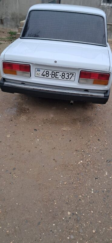 VAZ (LADA): Lada (VAZ) klassik sedan – ağ rəng, 4 qapı, arxaötürücülü. Xarici: - — 9