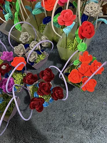 Цветы из синельной проволоки: Яркие декоративные букеты из мягких плюшевых «проволочных» цветов. - — 13
