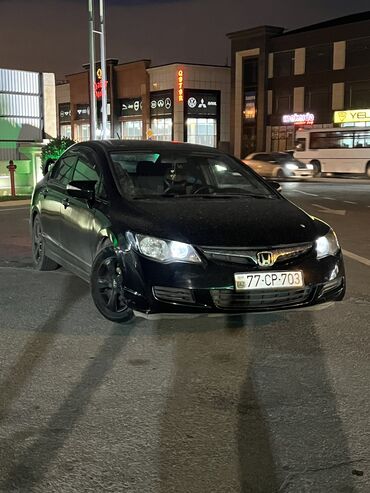 masın rolu: Honda Civic: 1.3 л | 2006 г. Седан