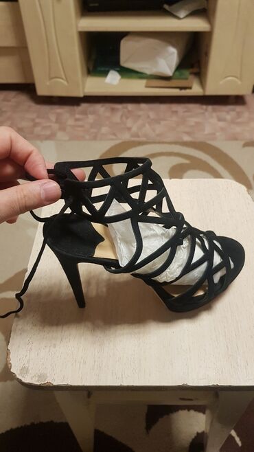 Женская обувь: Продаются новые босоножки! Производство Италия!