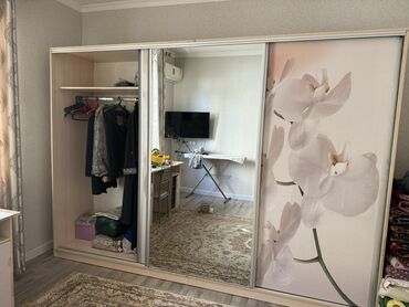 кухня буфет: Купе шкаф, Күзгүсү менен