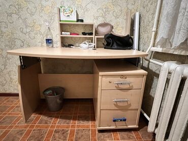 письменый стол: Письменный стол