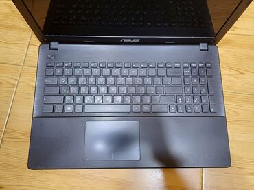 Serverlər: ASUS brendinə məxsus qara rəngli noutbuk. Geniş klaviatura rahat yazı