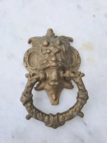 Ostali antikviteti: Bronzani zvekir, prodaju se u vidjenom stanju. Cena za konje 10000 — 4