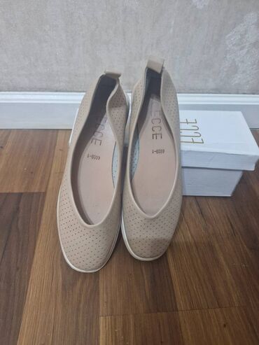 бабочки для декора: Türkiyənin 38 ölçüdə krem rəngində baletka satılır.Qiyməti 30 azn