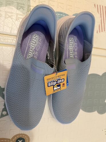 слипоны на высокой подошве женские: Серые слипоны Skechers Hands Free Slip-ins с технологией Air-Cooled