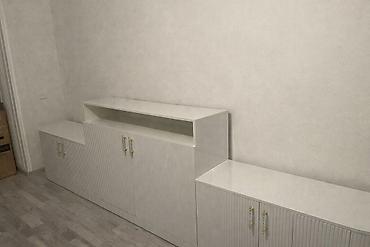 белый комод: Açıq rəngli, minimalist üslubda TV/mediya konsolu və saxlama modulları — 1
