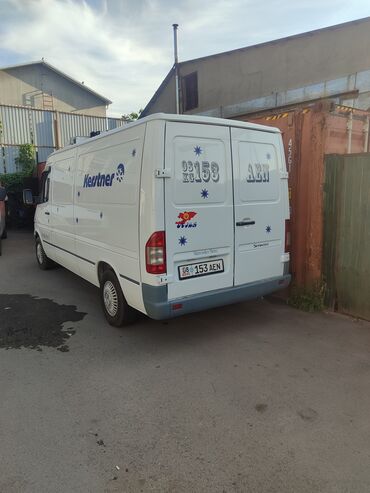 Mercedes-Benz: Грузовой фургон Mercedes-Benz Sprinter белого цвета с рефрижераторной