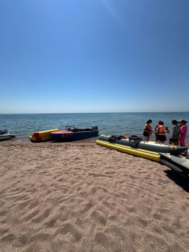 Водный транспорт: Моторная лодка с контрастным сине-красным корпусом и черным — 10