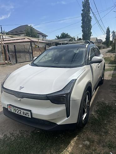 byd e9 1: Электромобиль кроссовер (белый кузов, черные накладки) с современным — 1