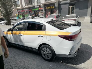 генератор на киа рио: Белый седан Kia Rio с желтой полосой на боковой части кузова