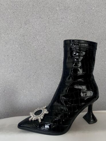 Женская обувь: Сапоги, цвет - Черный