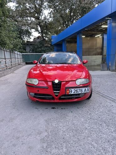 срочно продать машину: Красный спортивный седан Alfa Romeo, модель GT, с характерной для