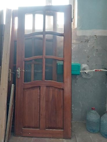 Taxta şüşəli qapı - Material: təbii ağac karkas, lak örtüklü -