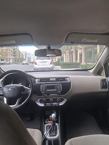 sukan satisi: Kia Rio sedan - Kuzov: sedan, tünd mavi rəng - Mühərrik: benzin - — 2